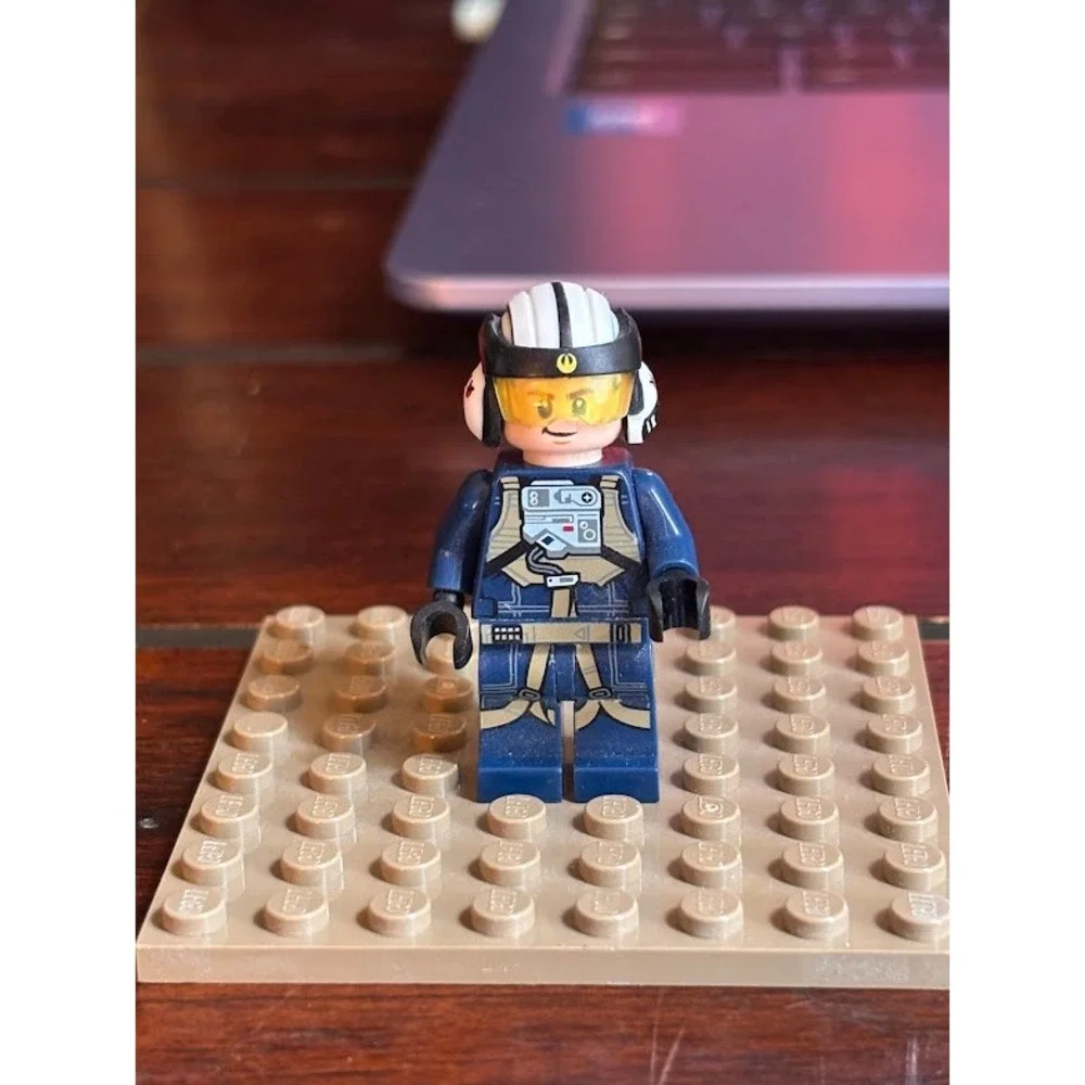 LEGO Star Wars Tallissan Lintra Resistance A-Wing Pilot Minifigure sw0882